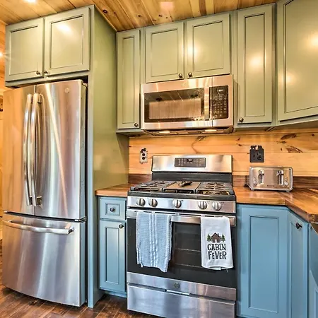 Londonderry Chalet With Deck, Fire Pit And Views!